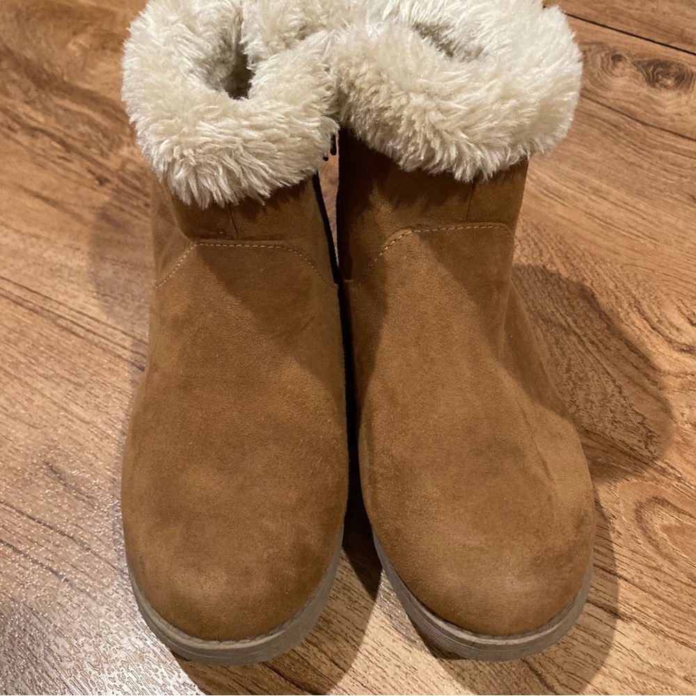 Cat & Jack Girls Sz1 Cozy Tan Suede Boots with Faux Fur Lining